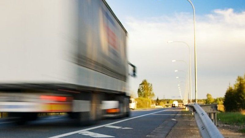 Camión de mudanzas circulando por una autovía
