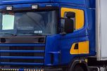 Camión tráiler azul para mudanzas de larga distancia