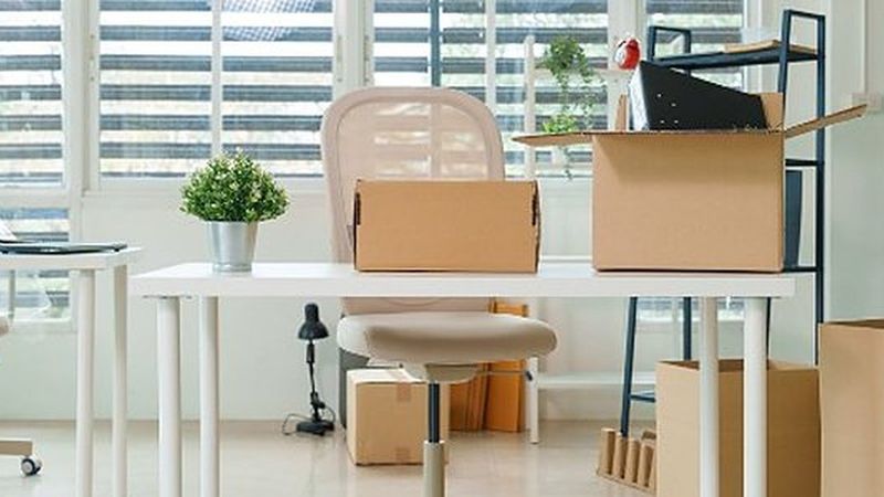 Oficina con puestos de trabajo y cajas de cartón preparadas para el traslado