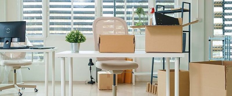 Oficina con puestos de trabajo y cajas de cartón preparadas para el traslado
