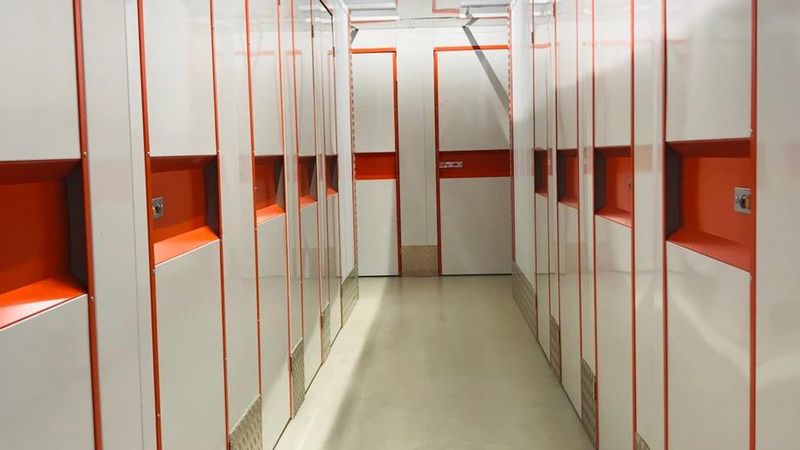 Pasillo de trasteros con puertas numeradas en un guardamuebles