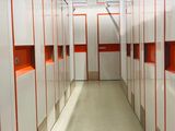 Pasillo de trasteros con puertas numeradas en un guardamuebles